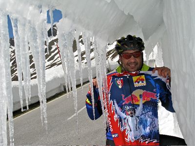 erkundungs-radtour-timmelsjoch-30-mai-09-mit-eiszapfen-foto-lorenzi.jpg